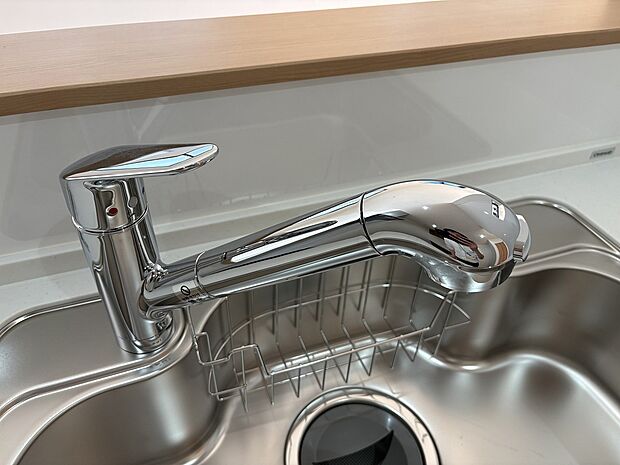 【浄水器一体型水栓】浄水と水道水を切り替えて使用できるスッキリとしたデザインの浄水器一体型水栓。ヘッドを引き出して使えるのでお料理はもちろんシンクの掃除が容易です。