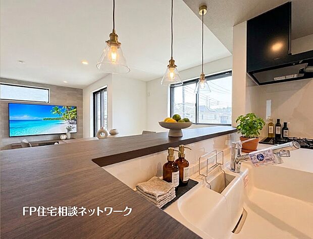 【キッチン】【キッチンカウンター】 木目調の下がり天井が温かみを添える、お洒落な対面式キッチン。開放感のあるカウンターからはリビングが見渡せ、家族との会話も弾みます。