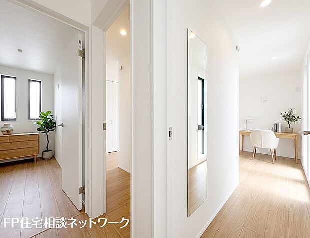 【その他内観】【2階廊下】 本画像はAIがCGで家具を作成しており、実際の現地に家具は設置されておりません。また、販売価格に家具等は含まれておりません。