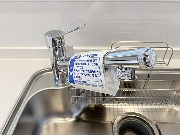 【浄水器一体型水栓】スタイリッシュな、浄水器一体型水栓です。水栓にシャワーホースと浄水器を内蔵し、カルキ臭など軽減。シャワーヘッドを引き出すことで、広いシンクのお手入れもラクラク。