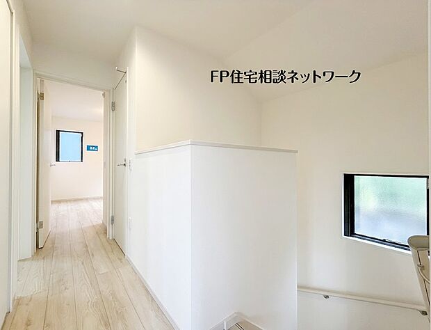 【その他内観】【2階廊下】 明るく開放感のある2階廊下は各居室への行き来もスムーズ。窓から自然光が差し込み、毎日の暮らしにゆとりと心地よさを感じられる住まいです。