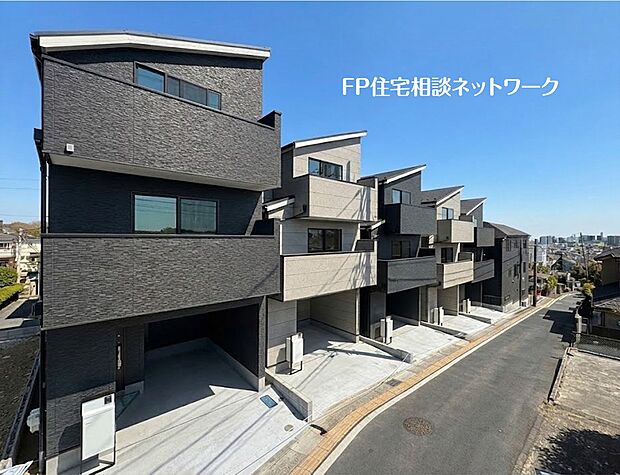 【その他】【類似外観同仕様】施工例の為、分譲中の建物とは外壁、屋根開口部等の形状・仕様が異なります。