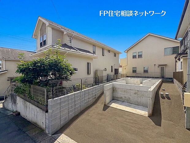 【現地外観写真】豊かな緑と調和した、落ち着きのある環境です。お家の基礎が形になりつつあり、新しい生活への期待が膨らみます。
