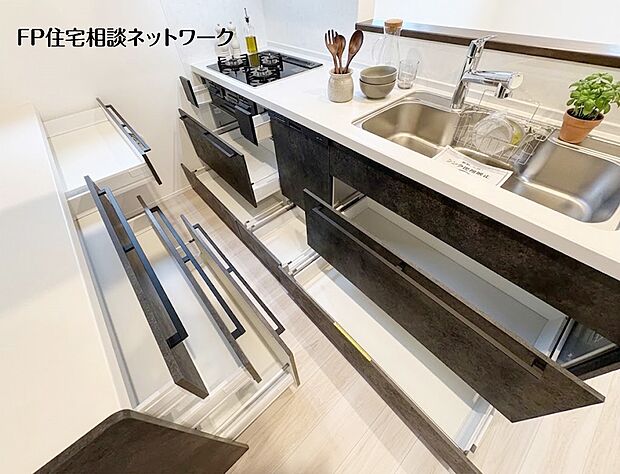 【キッチン】引き出し式収納を豊富に備えた、使い勝手のよいシステムキッチン。調理器具や食器を整理しやすく、必要な物をすぐ取り出せます。ワークトップが清潔感を演出し、毎日の料理や片付けも快適です。