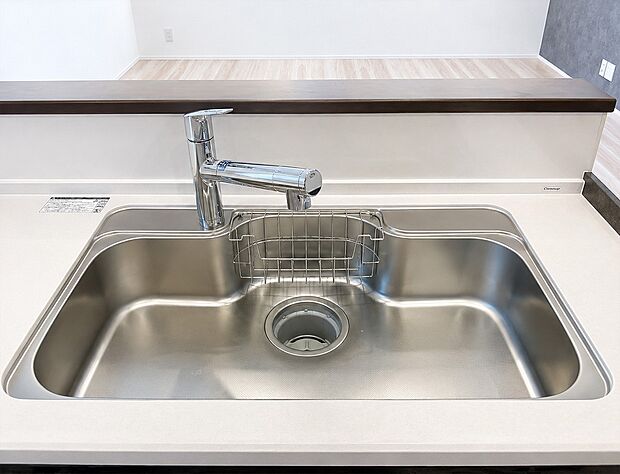 【浄水器一体型水栓】浄水と水道水を切り替えて使用できるスッキリとしたデザインの浄水器一体型水栓。ヘッドを引き出して使えるのでお料理はもちろんシンクの掃除が容易です。