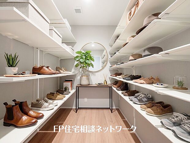 【収納】本画像の棚、靴、小物等はCGで販売価格にも含まれず、付帯しません。鏡の設置には有償で工事が必要です。