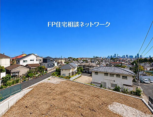 【現地外観写真】高台から街並みを見渡せる、眺望良好なロケーション。開けた空と周囲の景色が日々の暮らしに広がりを添えます。日当たり良好な敷地で、明るさを感じる住まいづくりが楽しめます。