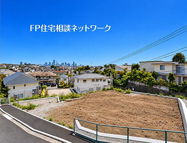 【現地外観写真】敷地の広がりを現地写真でご確認ください。自由設計に対応し、暮らし方に合わせた住まいを検討できます。駐車計画や庭の使い方など、ご希望をもとにプランを描けます。