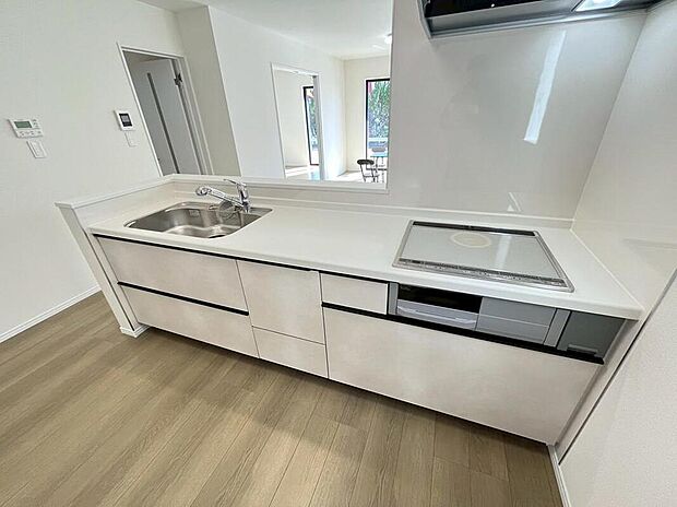 B号棟撮影
キッチンは対面式となっており、開放感かつリビングと一体感のある仕様でございます♪家族のコミュニケーションが絶えない、そんな空間を創り出していますね。調理スペースも広く使い勝手がいいです。