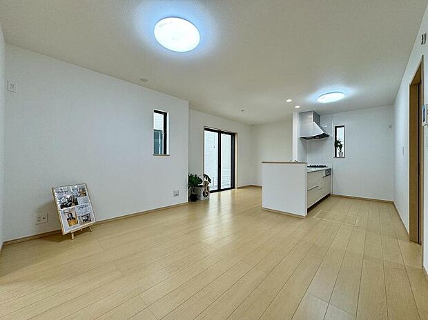 A号棟撮影
落ち着いた色合い、ナチュラルなデザインのリビングです。家具の配置がしやすい形で、窓からは柔らかい光が差し込み日当たり・通風良好です♪のびのびと過ごせそうな空間です。