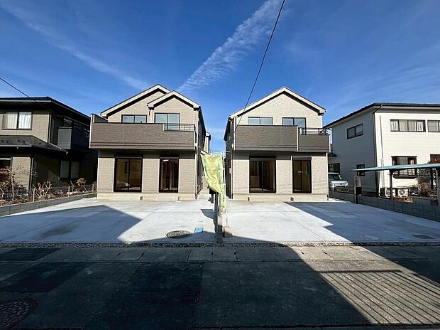 現地(2月)撮影。日当たりの良い南向きの外観。室内まで光が入りやすく、洗濯物も乾きやすい立地です。