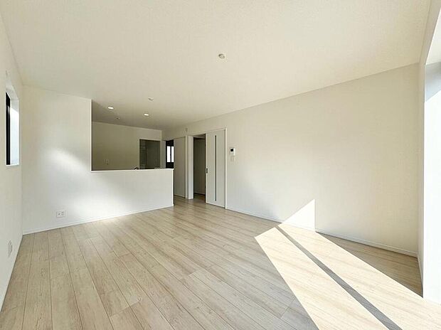 完成施工例
落ち着いた色合い、ナチュラルなデザインのリビングです。家具の配置がしやすい形で、窓からは柔らかい光が差し込み日当たり・通風良好です♪のびのびと過ごせそうな空間です。