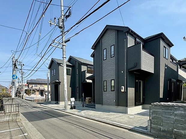 前面道路は幅員4m~6.7m。ゆとりある道路幅に面した、開放感あふれる外観デザインです。