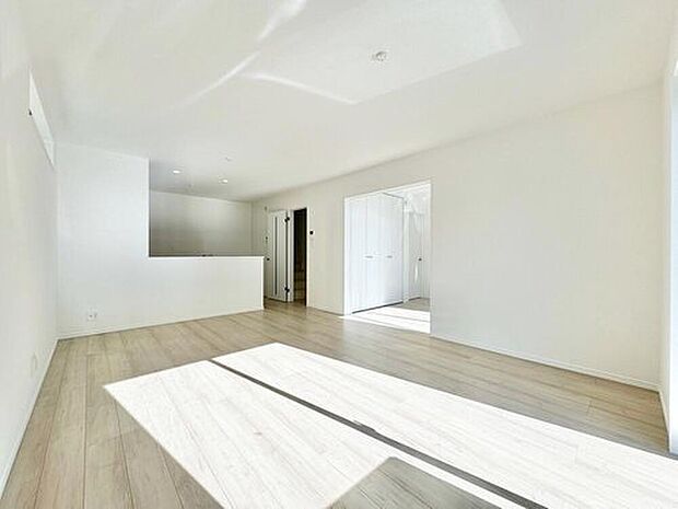 【 リビング】完成施工例
落ち着いた色合い、ナチュラルなデザインのリビングです。家具の配置がしやすい形で、窓からは柔らかい光が差し込み日当たり・通風良好です♪のびのびと過ごせそうな空間です。