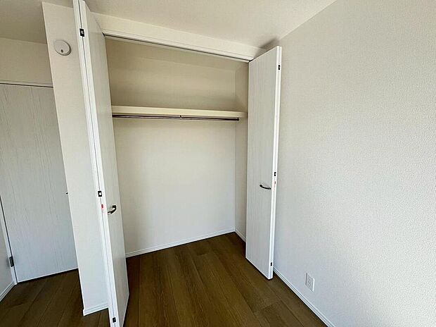 【収納】B号棟撮影
各部屋にクローゼット完備。ゆとりの収納で片付けも掃除もテキパキ完了。もちろん、子ども部屋にもクローゼットがあるので、早くから「自分で片付け」の習慣が身につけられます。