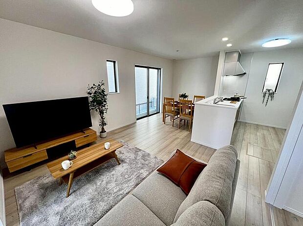 【リビング】B号棟
落ち着いた色合い、ナチュラルなデザインのリビングです。家具の配置がしやすい形で、窓からは柔らかい光が差し込み日当たり・通風良好です♪のびのびと過ごせそうな空間です。