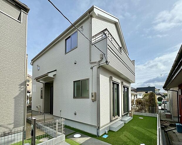 【現地外観写真】第一種低層住居専用地域ならではの、落ち着いた街並みに調和する住まい。穏やかな住環境の中で、ゆとりある暮らしが叶います。現地(2026年2月)撮影