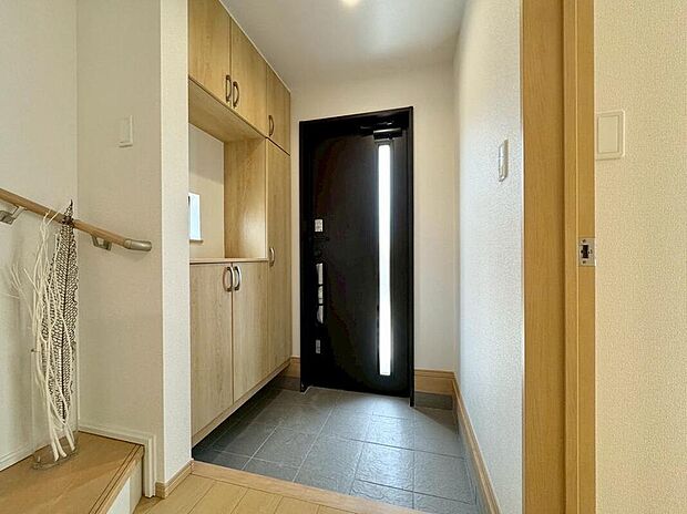 【玄関】A号棟撮影
明るくて広々とした玄関ホール　大型のシューズボックスを備えているので、散らかりがちな玄関もすっきりと片付きます！