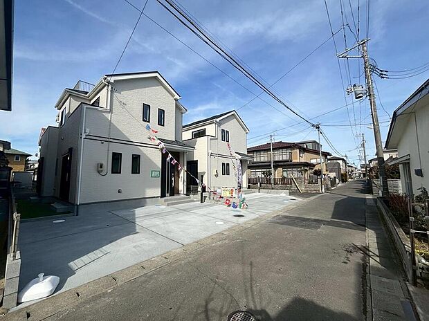 【前面道路含む現地写真】閑静な住宅街に佇む、落ち着きある住まい。穏やかな街並みに包まれながら、日々の暮らしに安らぎとゆとりをもたらします。現地（2026年2月）撮影