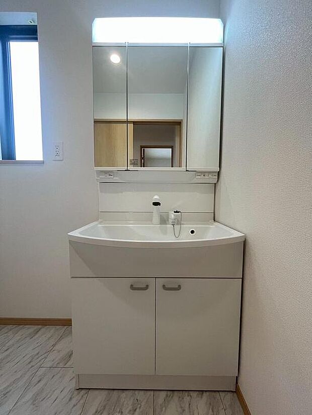 【洗面台・洗面所】A号棟
白を基調とした清潔感のある三面鏡仕様の洗面台です♪鏡裏には収納スペースもあり、小物などをスッキリ片づけることが出来ます☆