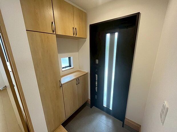 【収納】A号棟
明るくて広々とした玄関ホール 大型のシューズボックスを備えているので、散らかりがちな玄関もすっきりと片付きます!