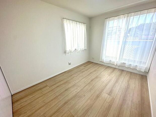 【その他居室】完成施工例
採光、通風が心地よいお部屋です。お子様部屋にも、お父さんの書斎にも、どんな目的でも心地よくお使いいただけるようなデザインです♪