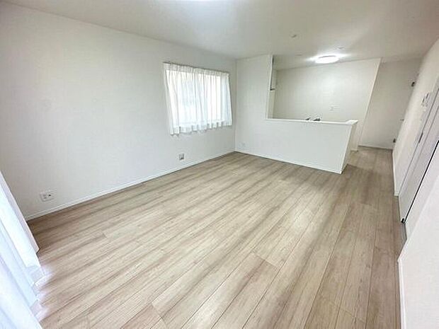 【リビング】完成施工例
落ち着いた色合い、ナチュラルなデザインのリビングです。家具の配置がしやすい形で、窓からは柔らかい光が差し込み日当たり・通風良好です♪のびのびと過ごせそうな空間です。