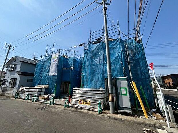 【現地外観写真】家族とのコミュニケーションもが広がるよう、リビングは対面式キッチンを採用!
現地(3月)撮影