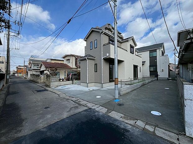 【現地外観写真】前面道路は幅員4m。通り抜け車両が少ないため、小さなお子様がいるご家庭でも安心してお過ごしいただける、落ち着いた住宅地です。現地（2026年2月）撮影