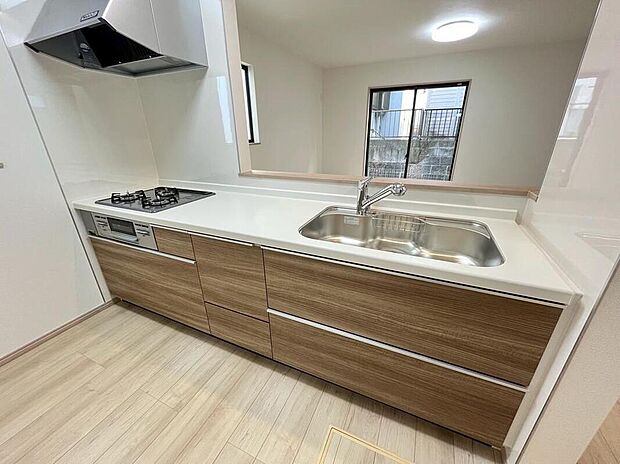 【キッチン】A号棟撮影
キッチンは対面式となっており、開放感かつリビングと一体感のある仕様でございます♪家族のコミュニケーションが絶えない、そんな空間を創り出していますね。調理スペースも広く使い勝手がいいです。