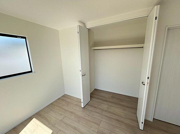 【収納】現地(A号棟)撮影
各部屋にクローゼット完備。ゆとりの収納で片付けも掃除もテキパキ完了。もちろん、子ども部屋にもクローゼットがあるので、早くから「自分で片付け」の習慣が身につけられます。