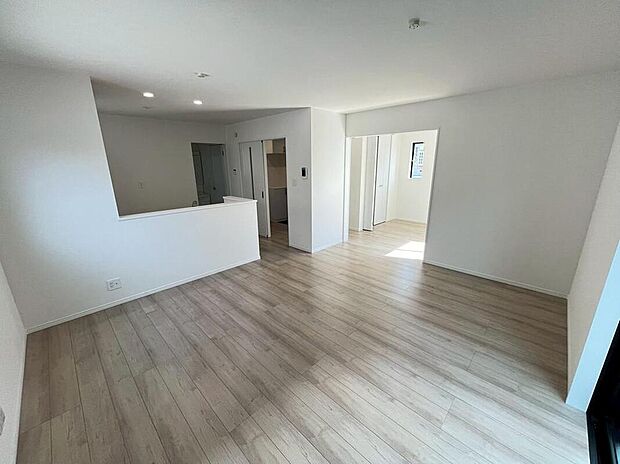 【リビング】現地(A号棟)撮影
落ち着いた色合い、ナチュラルなデザインのリビングです。家具の配置がしやすい形で、窓からは柔らかい光が差し込み日当たり・通風良好です♪のびのびと過ごせそうな空間です。