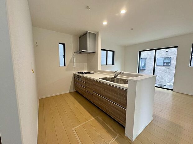 【キッチン】B号棟
キッチンは対面式となっており、開放感かつリビングと一体感のある仕様でございます♪家族のコミュニケーションが絶えない、そんな空間を創り出していますね。調理スペースも広く使い勝手がいいです。