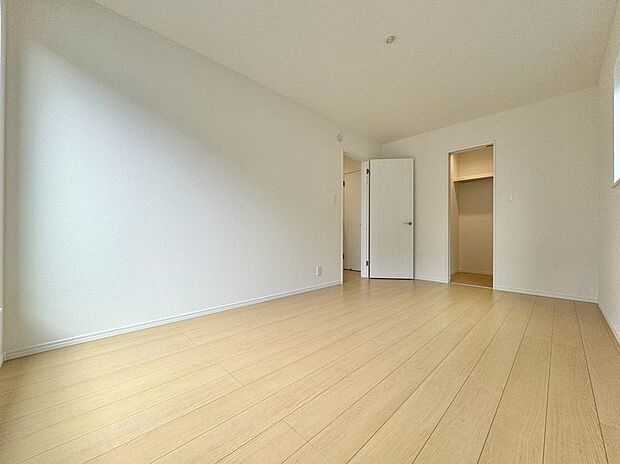 【リビング以外の居室】B号棟
採光、通風が心地よいお部屋です。お子様部屋にも、お父さんの書斎にも、どんな目的でも心地よくお使いいただけるようなデザインです♪