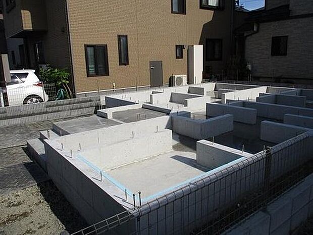 【 鉄筋コンクリート造ベタ基礎】スラブ厚150mm、住盤(GL)から高さ、400mm以上を確保しています。地面からの湿気を防ぎ、不等沈下や地震時のねじれを防ぐ効果があり、白蟻に対する予防策としても有効です。