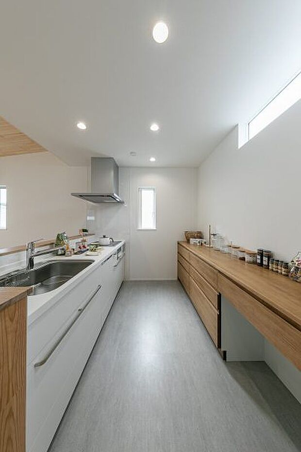 【78号地】キッチンには大容量の食器棚付き。家族分の食器類もたっぷり収納できます。