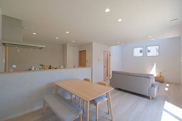 【LDK】LDKは19.8帖の広さ+吹き抜けで開放感なリビングです。