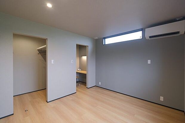 【【11号地】主寝室】7帖のゆったリとした空間。 隣接するWICや 納戸に衣類や小物をまとめて収納でき、スッキリとした居住空間を実現します。