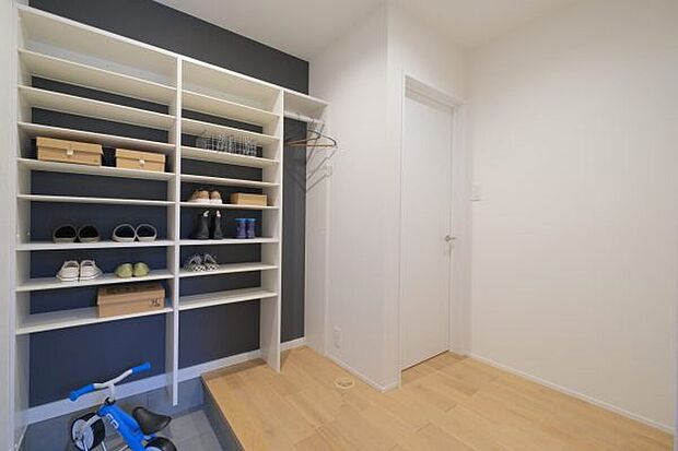 【玄関】土間収納、SCはアウトドア用品(傘、レインコート、アウトドアグッズなど)や掃除道具、自転車などを収納するのに便利です。