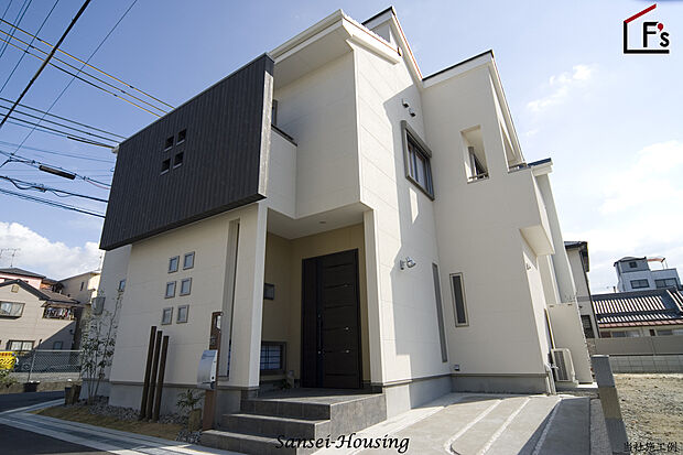 【外観(弊社施工例)】プライバシーを考えた外観。明るさも十分に取り込むことができる設計。