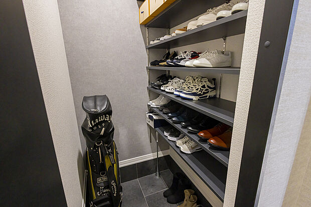 【シューズクローゼット(弊社施工例)】玄関土間からの大型SCL。靴は約40足以上収納可能です。
また、ゴルフバックやベビーカー、アウトドア用品等も収納可能なので、とても便利です!