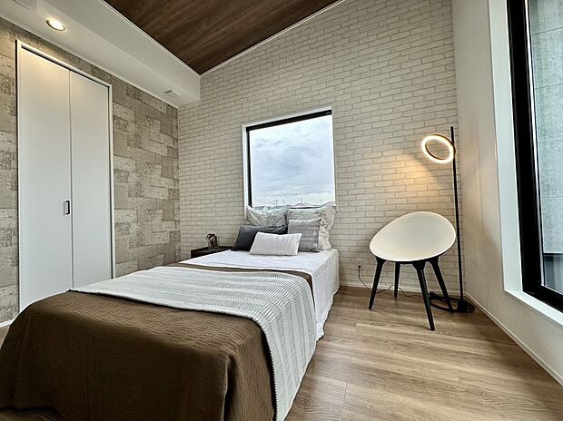 【主寝室(弊社施工例)】主寝室は、勾配天井で広々とした室内、さらに大きなウィンドーで開放的な室内になっています。