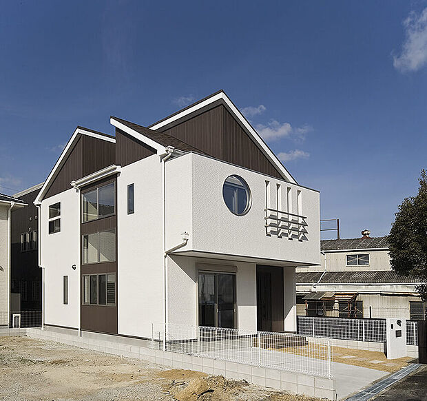 【外観：当社施工例】大きな丸窓がアクセントな唯一無二の外観