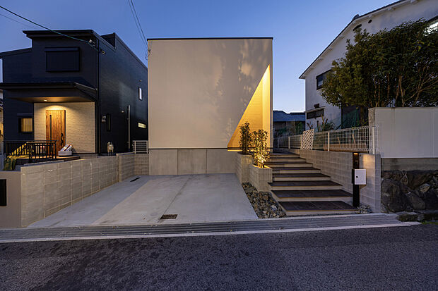 【D-topia城山III1号地モデルハウス外観写真】広々2台駐車場