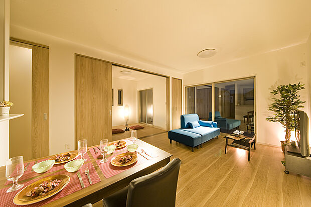 【リビング施工例】柔らかな木の温もりを感じるフローリング