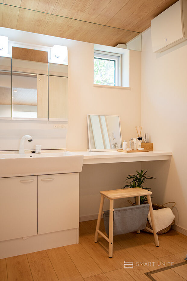 スマートユニテ施工例 
脱衣室と独立し洗面化粧台を設けることでご家族の動線もスッキリとします。