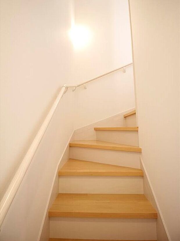 【施工例　階段】勾配ゆるやかな15段を採用しております。