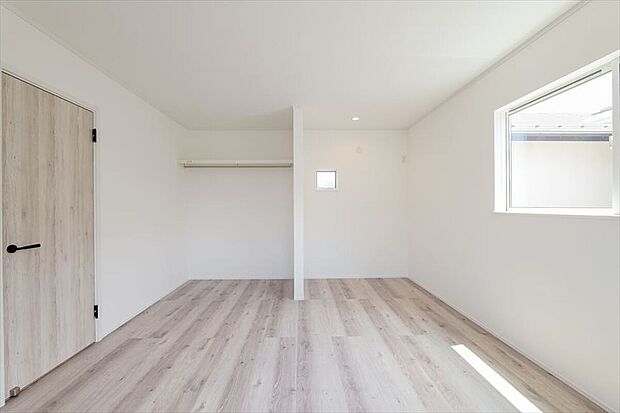 【主寝室は9畳】主寝室はオープン収納と書斎スペースを確保した広々９畳