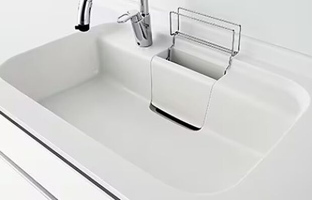 【キレイシンク】水が広がる“ひろびろシャワー”で、洗い物をスピードアップ。
シームレス仕上げで、お手入れもラクにできます。

形がキレイ、色がキレイ、いつもキレイ。人造大理石ならでは のやさしい質感を活かしたデザインに加え、継ぎ目のないシーム レス加工でお手入れも簡単。いつも清潔なキッチンを保てます。
