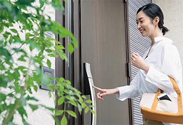 【施工例写真　玄関ドア LIXIL ジエスタ2 K2仕様】優れた断熱性能で、夏涼しく、冬暖かく。 熱貫流率 1.79【W/（ｍ2・Ｋ）】～/ スマートロックシステム ファミロック